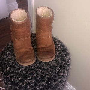 Women’s UGGS short chestnut